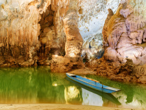 Barque dans la grotte de Phong Nha