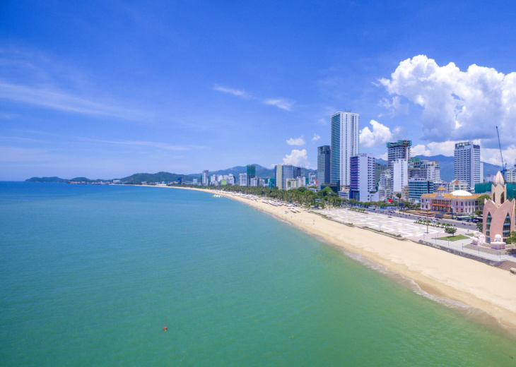 Grattes ciel et plage à Nha Trang