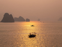 Lever du soleil sur la Baie d'Halong