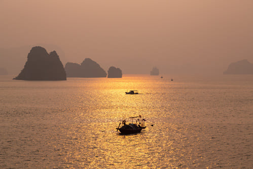Lever du soleil sur la Baie d'Halong