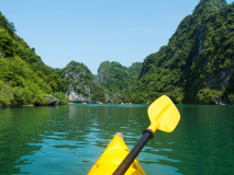 Kayak dans la baie d'Halong