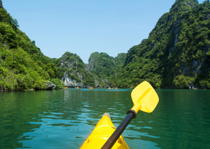 Kayak dans la baie d'Halong