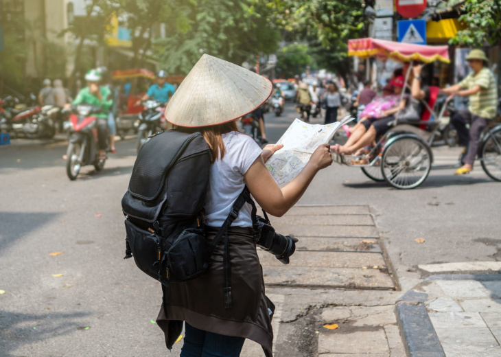 Voyageur dans les rues de Hanoi