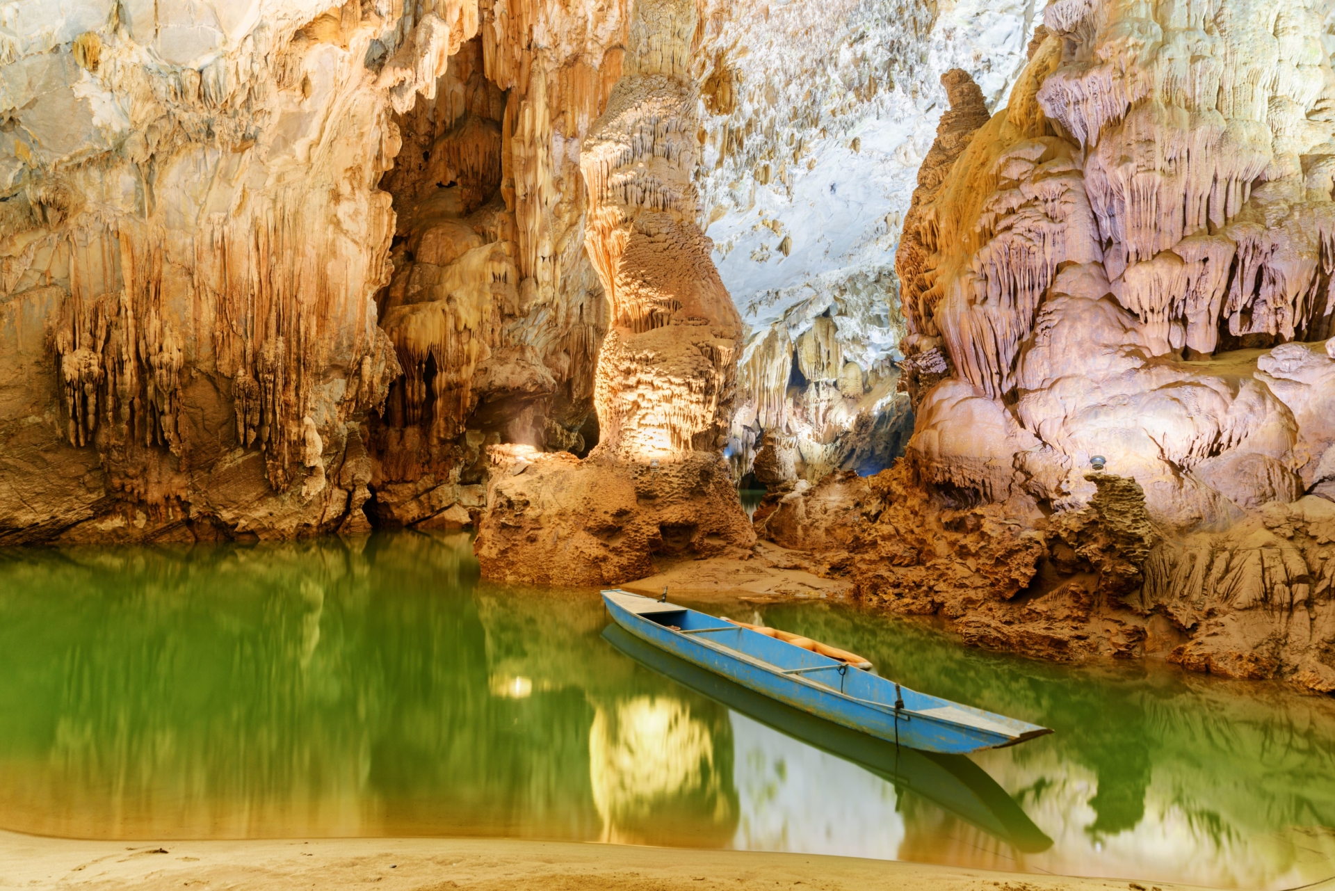Barque dans la grotte de Phong Nha