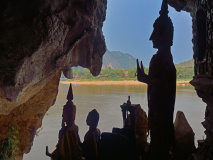 Statues dans les grottes de Pak Ou, Laos