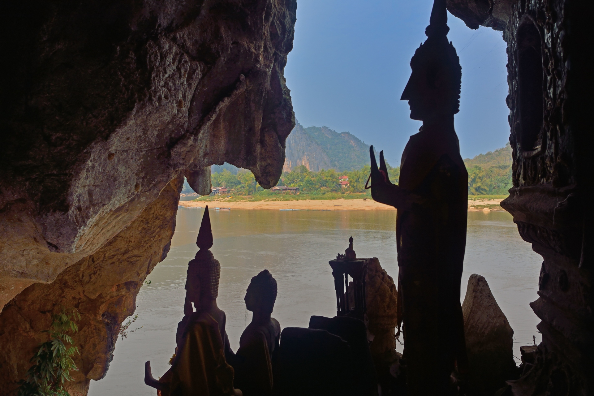 Statues dans les grottes de Pak Ou, Laos