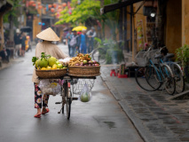 femme-dans-les-rues-de-hoi-an