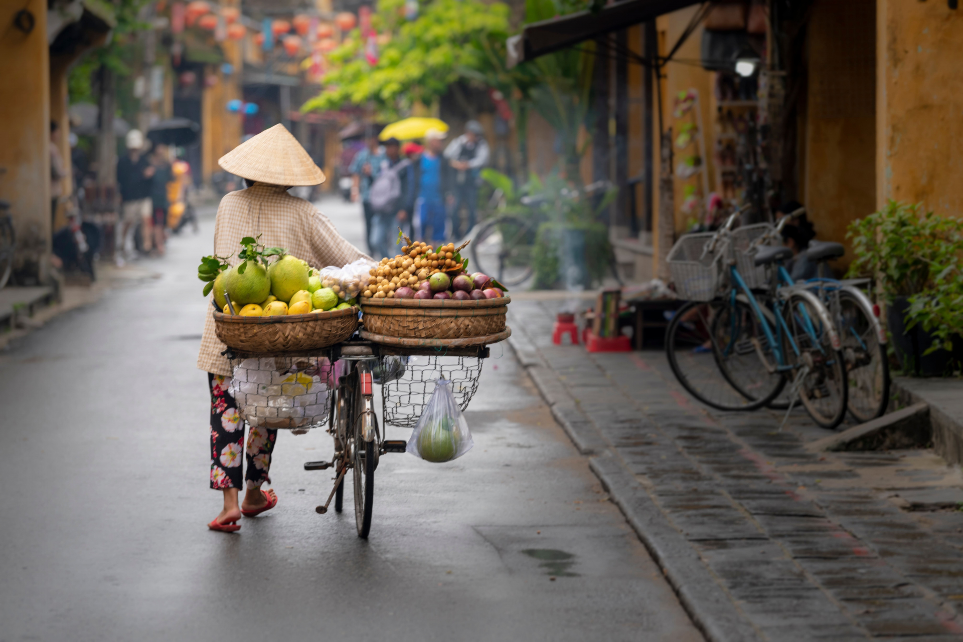 femme-dans-les-rues-de-hoi-an